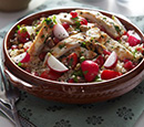Reďkovkovo quinoový šalát s pistáciami a grilovaným bylinkovým kuracím mäsom